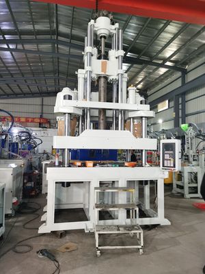 Niveau de sécurité élevé 200 tonnes machine de moulage par injection verticale pour balayage brosse