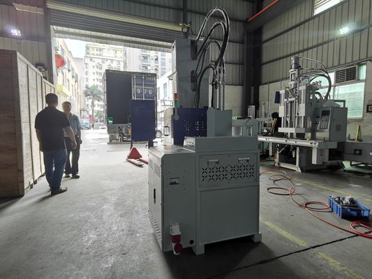 Machine de moulage par injection verticale en plastique de 30 tonnes 6,7 kW avec force d'éjection 13 KN Faible entretien