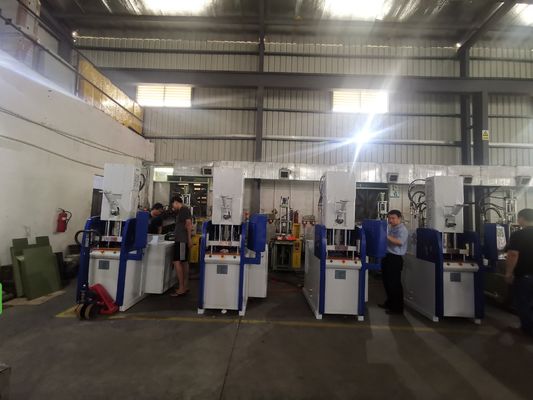 Machine de moulage par injection verticale en plastique de 30 tonnes 6,7 kW avec force d'éjection 13 KN Faible entretien