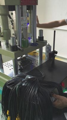 Machine de moulage par injection de plastique de 30 tonnes verticale avec 50 G/S de vitesse d'injection et 1 éjecteur