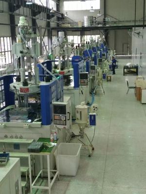 Machine de moulage par injection de plastique verticale à double couleur PP JTT-550 2V-3R