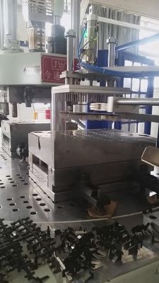 Machine de moulage par injection de plastique verticale de 55 T, diamètre de vis de 40 mm pour une force d'éjection de 1,8 T