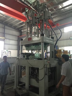 400 mm tourelle centrale à traction ouverte deux couleurs machine de moulage par injection en plastique 240T JTT2V3R-2400