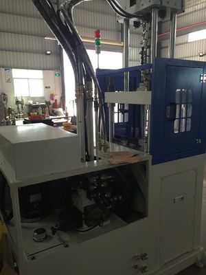 Machine de moulage par injection verticale à grande vitesse 55T 12kW 1 an de garantie