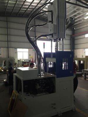 Machine de moulage par injection verticale à grande vitesse 55T 12kW 1 an de garantie