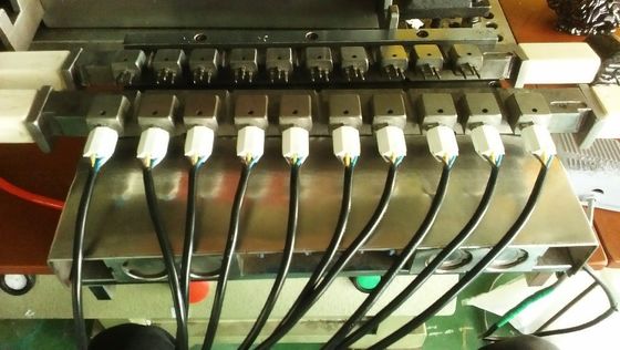 Machine de moulage par injection verticale de plastique de 13 kW 55T pour usine de fabrication