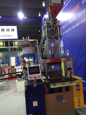 Machine de moulage par injection verticale de plastique de 13 kW 55T pour usine de fabrication