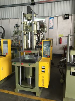 Machine de moulage par injection verticale de plastique de 13 kW 55T pour usine de fabrication