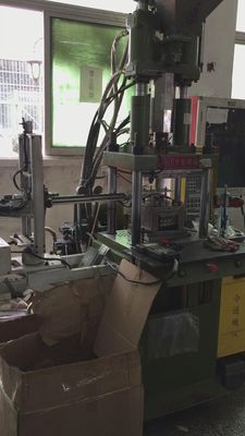 15T Compact Machine de moulage par injection verticale facile à utiliser pour l' écouteur