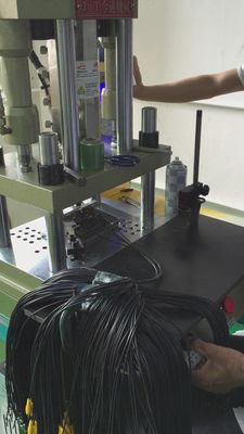 Machine de moulage par injection verticale semi-automatique 20T pour pièces de rechange après service