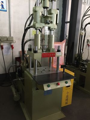 Machine de moulage par injection verticale en plastique robotisé de 45 T avec traction d'éjecteur de 45 mm