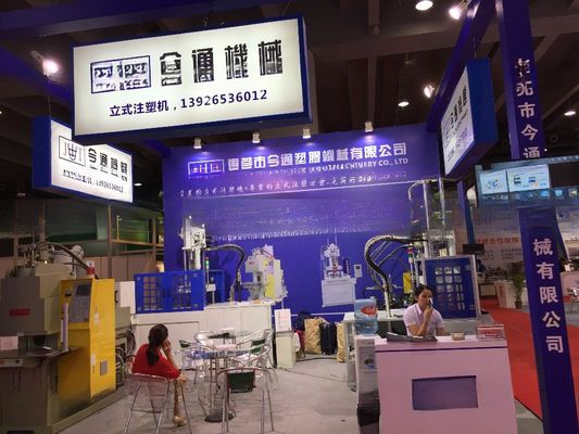Machine de moulage par injection verticale en plastique robotisé de 45 T avec traction d'éjecteur de 45 mm