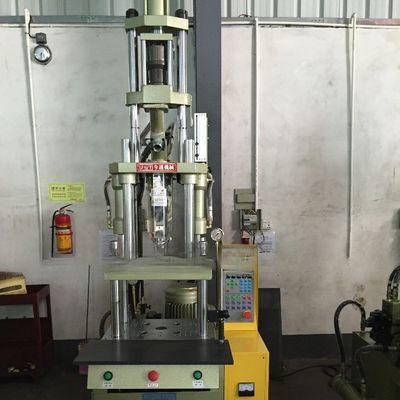 Machine de moulage par injection verticale en plastique de type PP 30T avec un diamètre de vis de 20 mm