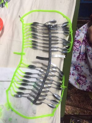 Machine de moulage par injection de plastique pour la production d'appâts de pêche de précision