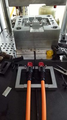 45T machine de moulage par injection verticale en plastique 110 Cm3 volume théorique de tir pour protecteur en PVC