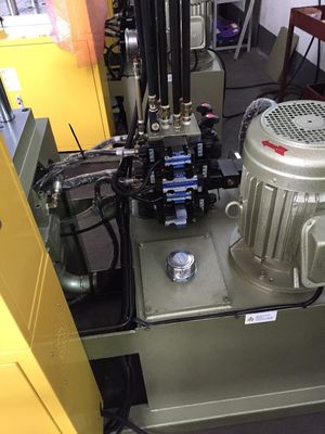 Petite machine de moulage par injection verticale en plastique de 30 tonnes, diamètre de vis de 25 mm