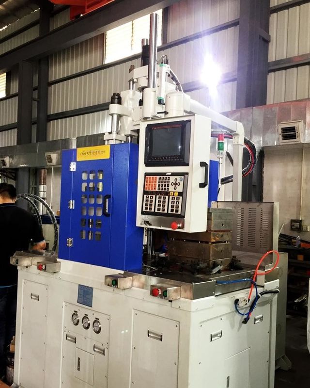 Machine de moulage par injection verticale à table à double glissement de 120 T pour la production à grande échelle
